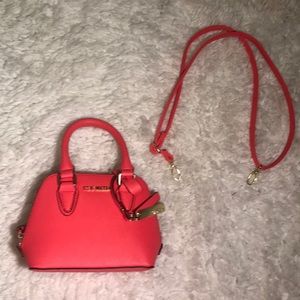 I stopped using it but it’s a great bag